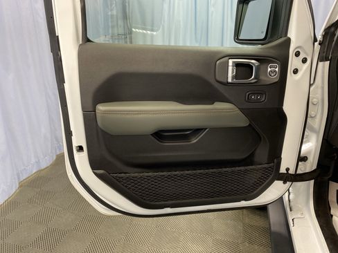 Certified 2025 Jeep Gladiator Mojave image 11