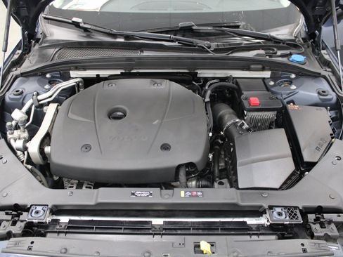 Used 2022 Volvo V60 T5 Cross Country w/ Climate Package image 10