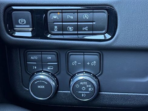 New 2026 GMC Yukon XL Denali w/ Sun & Power Step Package image 32