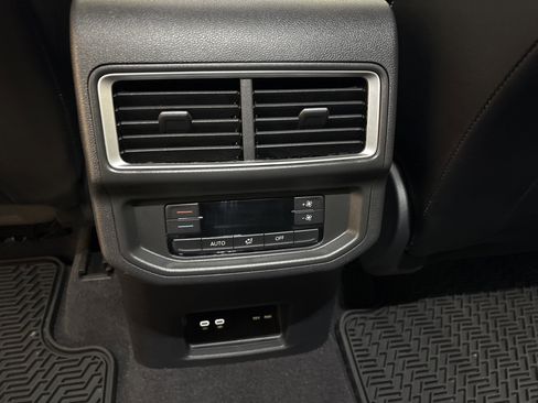 Certified 2024 Volkswagen Atlas SE image 17