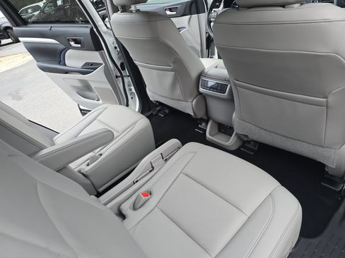 Used 2019 Toyota Highlander XLE AWD/4WD image 11
