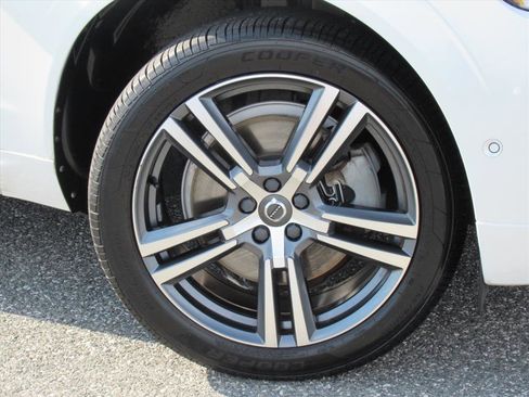 Used 2018 Volvo XC60 T6 Momentum w/ Convenience Package image 7