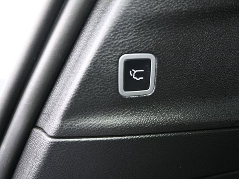 Used 2025 Chrysler Pacifica Select image 33