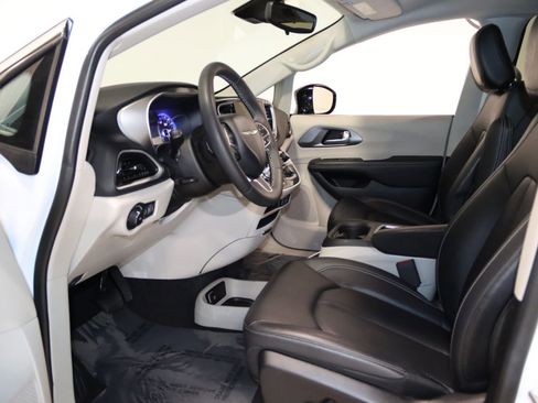 Used 2024 Chrysler Pacifica Touring-L image 31