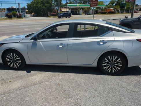 Used 2024 Nissan Altima 2.5 SV FWD image 9