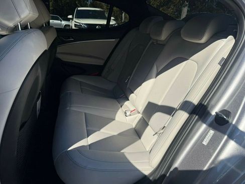 Used 2025 Genesis G70 2.5T image 9