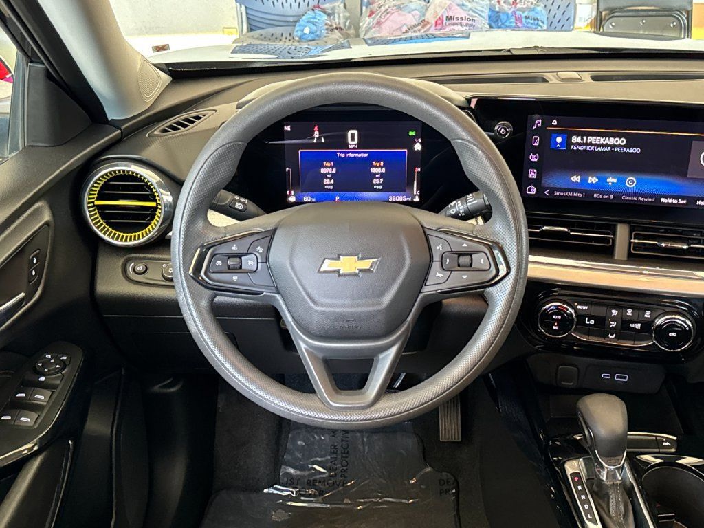 Used 2025 Chevrolet Trax LT FWD image 13