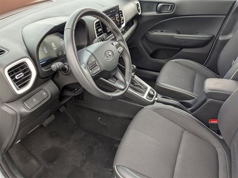 Used 2025 Hyundai Venue Limited image 17