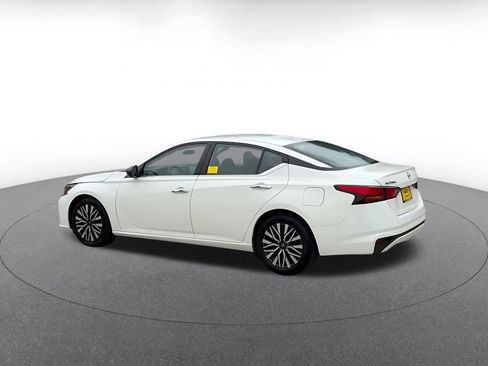 Used 2025 Nissan Altima 2.5 SV FWD image 10