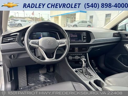 Used 2024 Volkswagen Jetta SE FWD image 13