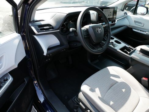 Certified 2026 Toyota Sienna LE FWD image 4