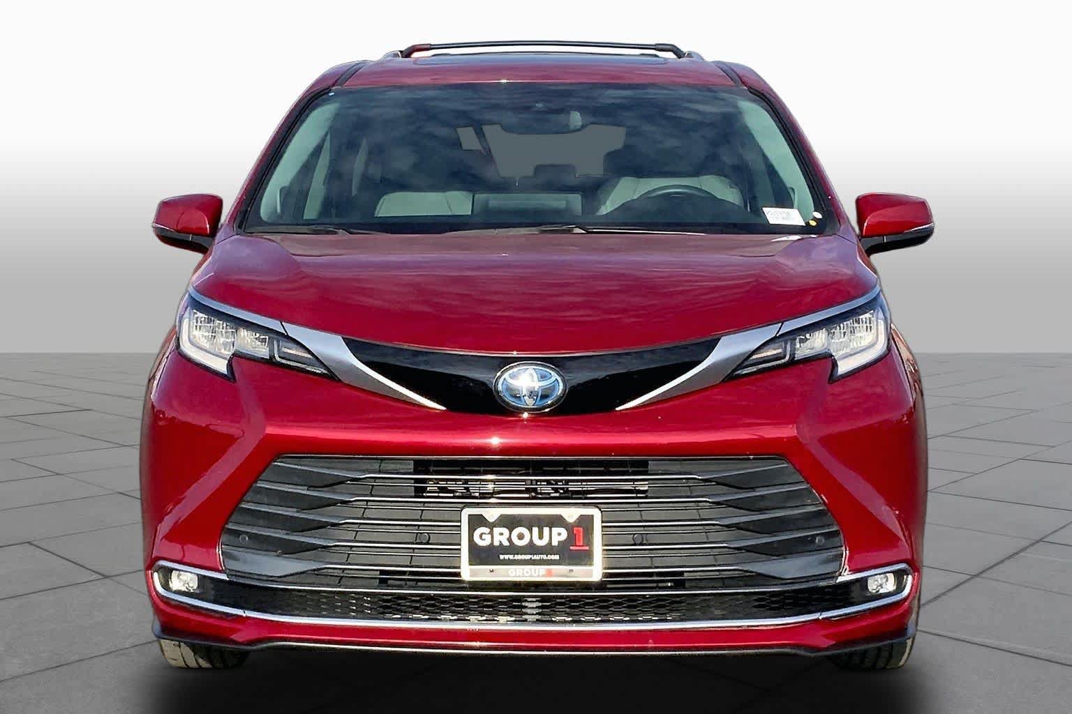 Used 2023 Toyota Sienna Limited FWD image 4