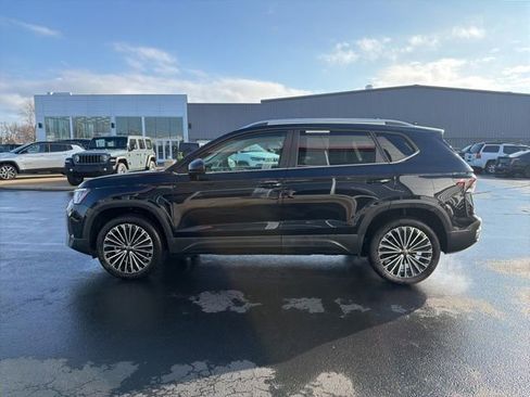 Used 2025 Volkswagen Taos SE FWD image 4