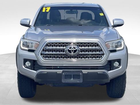 Used 2017 Toyota Tacoma TRD Off-Road AWD/4WD image 9