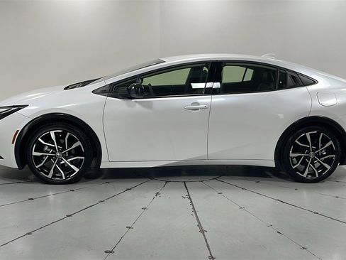 Certified 2025 Toyota Prius Plug-In Hybrid image 8