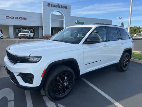 Used 2024 Jeep Grand Cherokee Altitude RWD image 5
