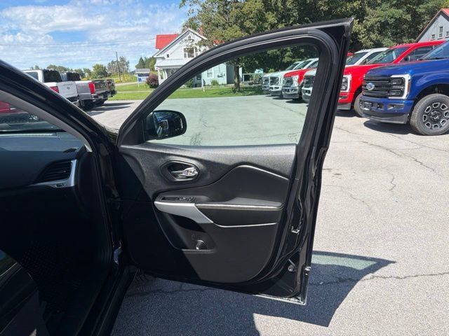 Used 2018 Jeep Cherokee Latitude Plus w/ Cold Weather Group AWD/4WD image 30