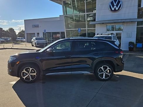 New 2025 Volkswagen Tiguan SE image 8