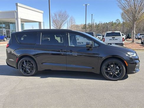 New 2026 Chrysler Pacifica Limited w/ S Appearance Package FWD image 13