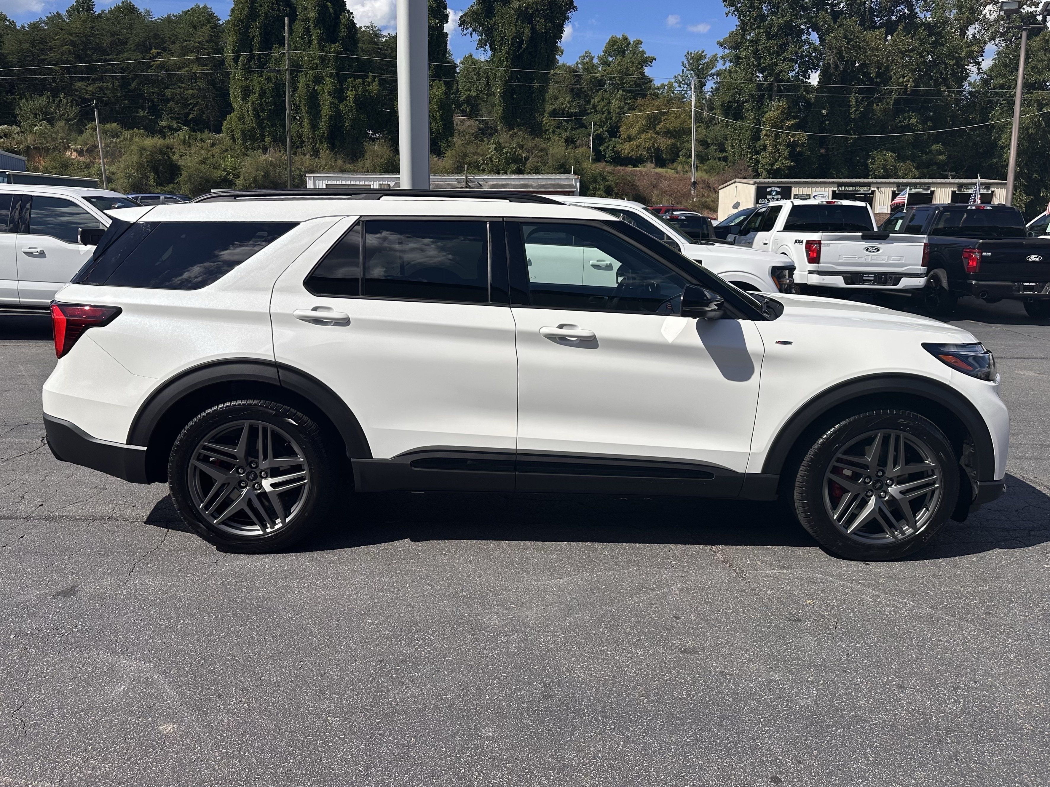Used 2026 Ford Explorer ST-Line w/ ST-Line Street Pack RWD image 5
