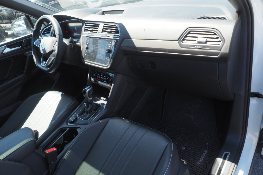 Used 2024 Volkswagen Tiguan SE R-Line AWD/4WD image 18
