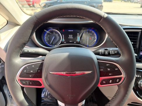 Used 2023 Chrysler Pacifica Touring-L FWD image 17
