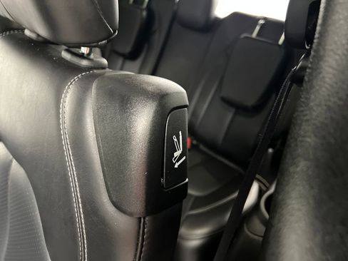 Used 2025 Chrysler Pacifica Select FWD image 15