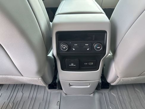 Used 2023 GMC Acadia SLT w/ Preferred Package image 22