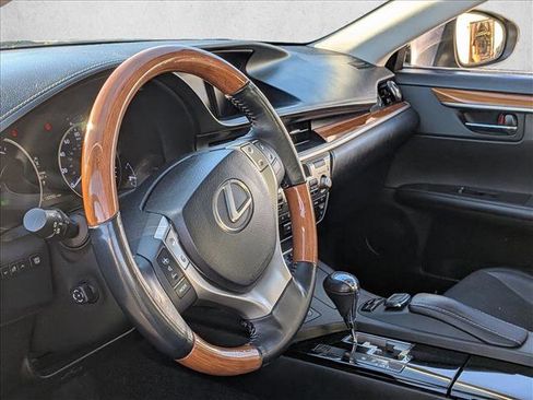 Used 2015 Lexus ES 300h w/ Navigation System Package image 9