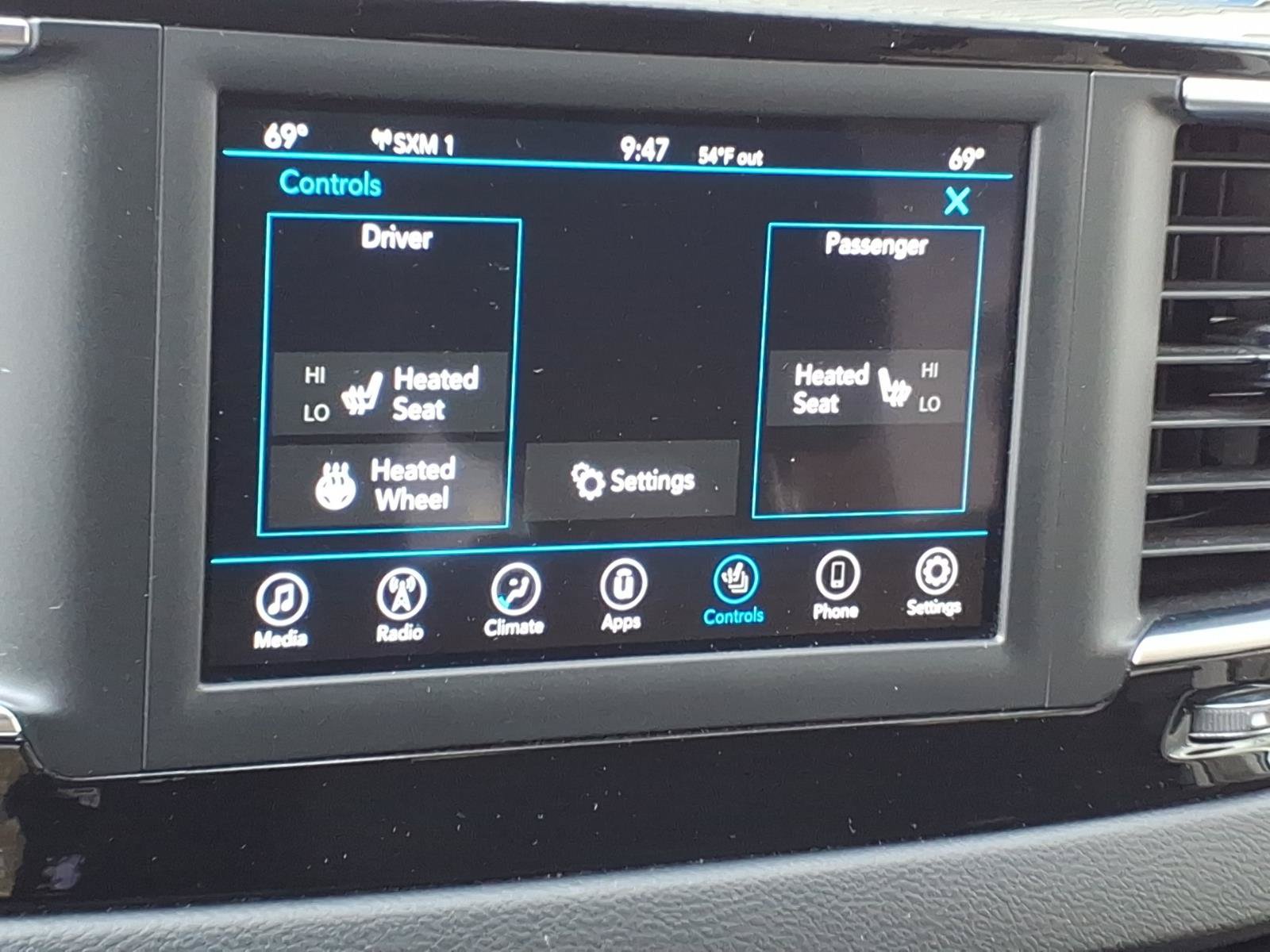 Used 2019 Chrysler Pacifica Touring Plus w/ Cold Weather Group FWD image 18