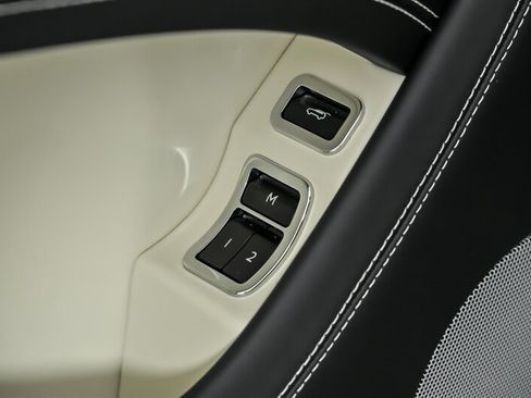 Used 2019 Bentley Bentayga AWD/4WD image 18