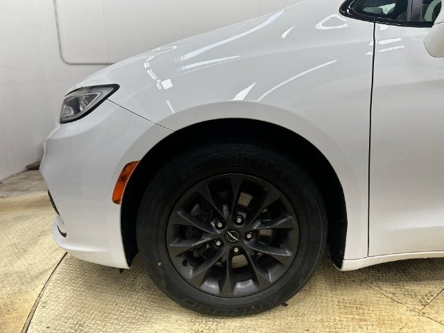 Used 2021 Chrysler Pacifica Touring w/ S Appearance Package FWD image 20