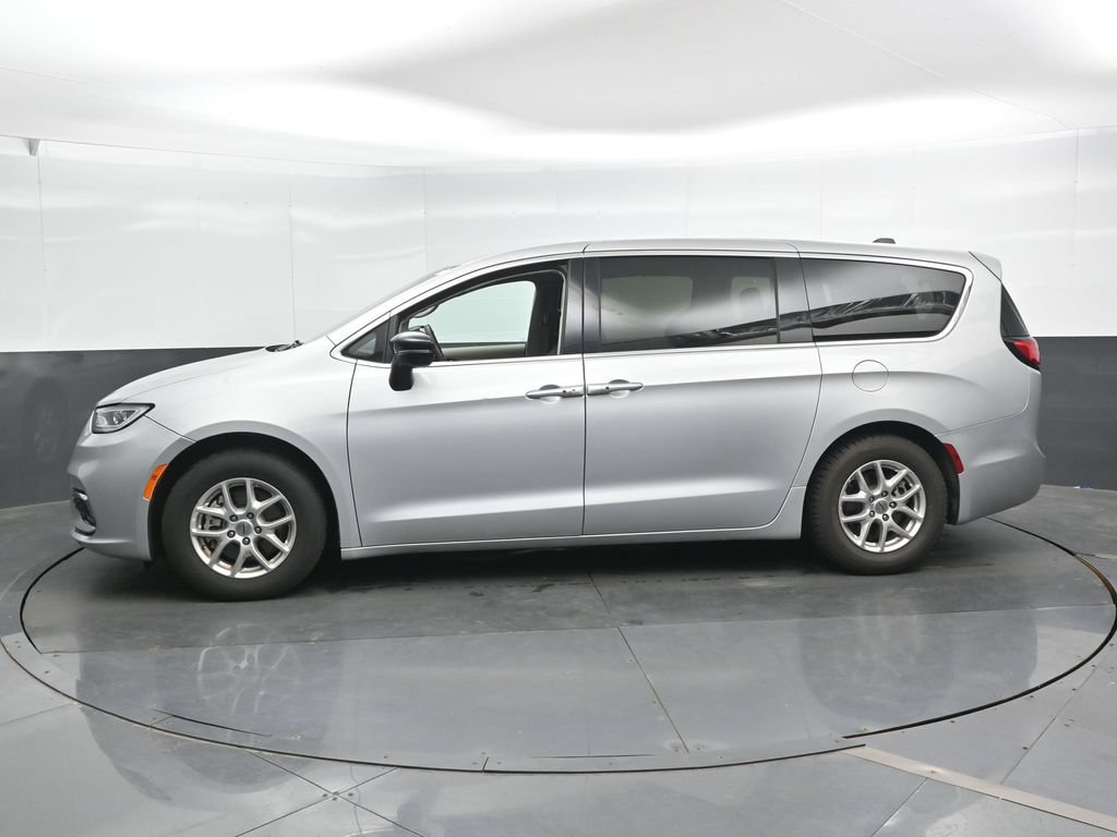 Used 2024 Chrysler Pacifica Touring-L FWD image 8