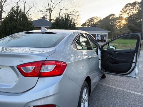 Used 2017 Chevrolet Cruze LT w/ Convenience Package image 6