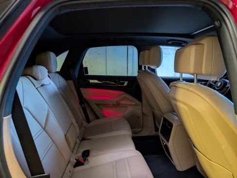 Used 2023 Porsche Cayenne image 22