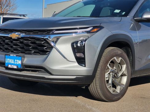 Used 2025 Chevrolet Trax LT w/ LT Convenience Package image 8