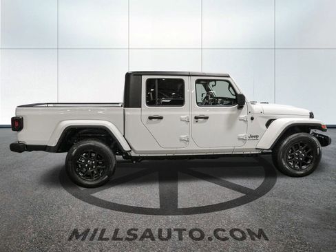 Used 2023 Jeep Gladiator Overland image 12