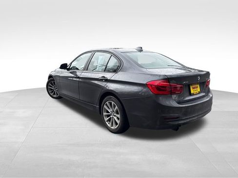 Used 2018 BMW 320i xDrive Sedan w/ Premium Package image 5