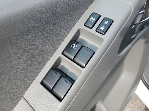 Used 2011 Nissan Frontier SV image 26