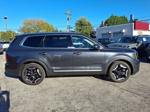 Used 2024 Kia Telluride EX w/ EX Captain's Chair Package image 8