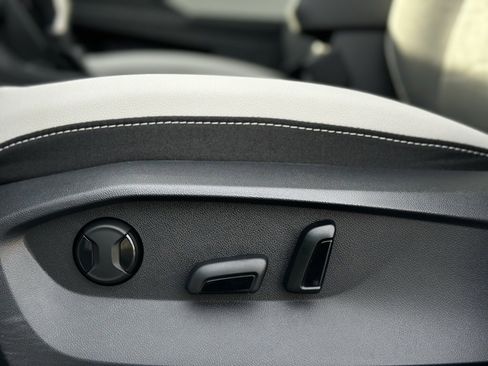 Used 2025 Volkswagen Taos SE w/ Panoramic Sunroof Package image 16