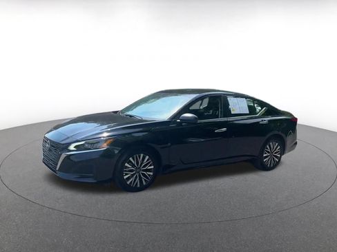 Used 2025 Nissan Altima 2.5 SV FWD image 12