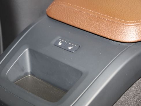 Used 2019 Volvo XC60 T5 Momentum w/ Multimedia Package image 15