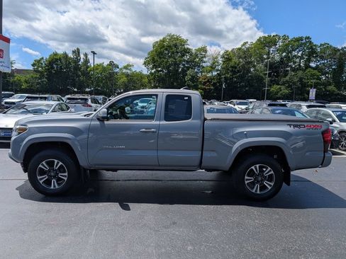 Used 2018 Toyota Tacoma TRD Sport w/ Technology Package AWD/4WD image 3