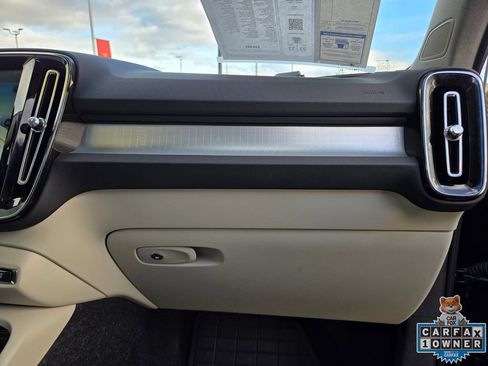 Used 2019 Volvo XC40 T4 Momentum image 55