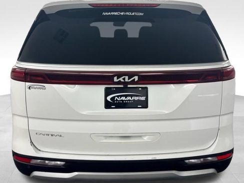 Used 2024 Kia Carnival LX FWD image 4