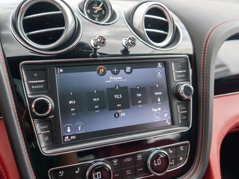 Used 2017 Bentley Bentayga AWD/4WD image 21