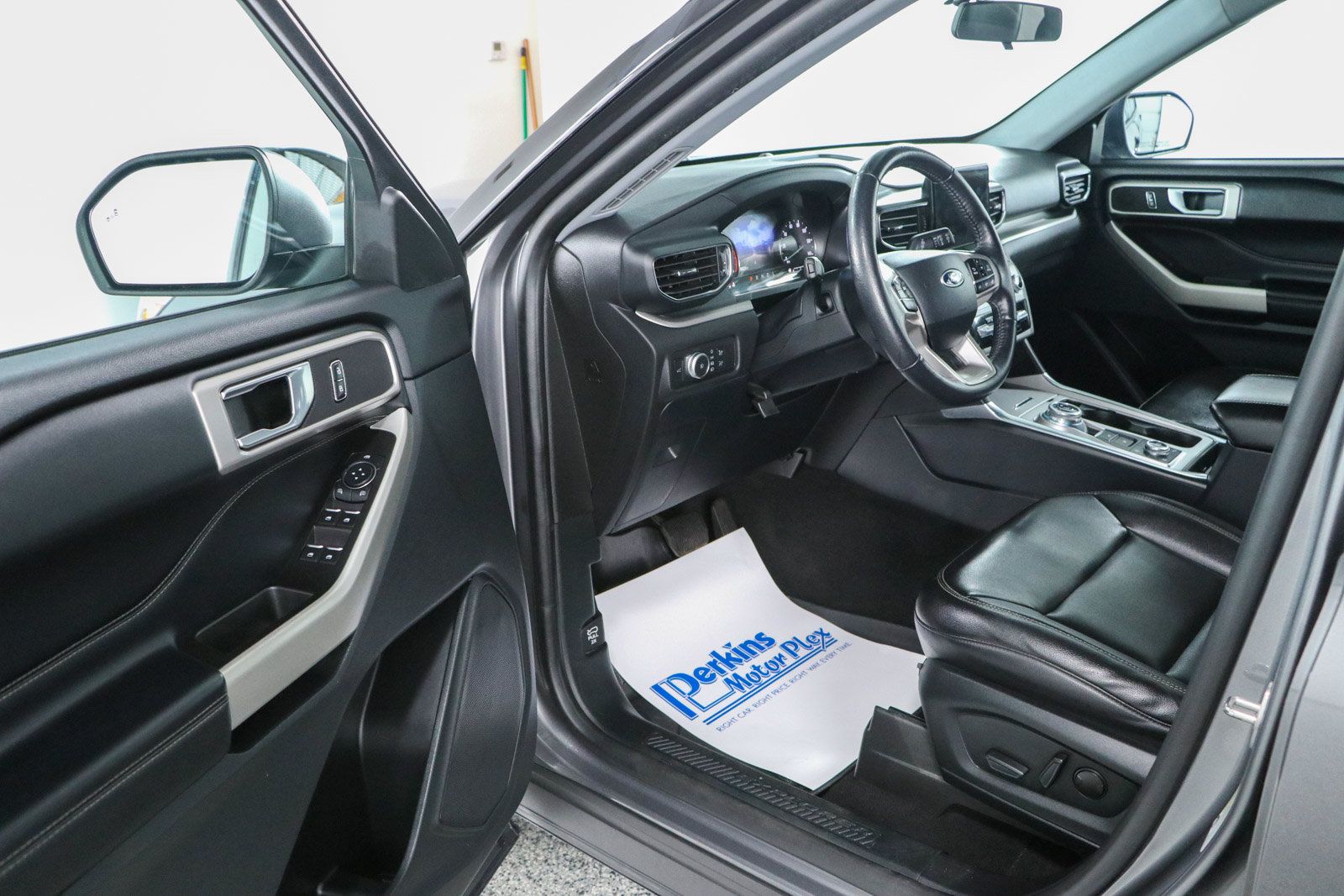Used 2021 Ford Explorer XLT w/ Equipment Group 202A AWD/4WD image 3