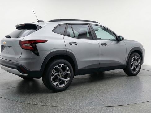 Used 2025 Chevrolet Trax LT w/ LT Convenience Package image 9