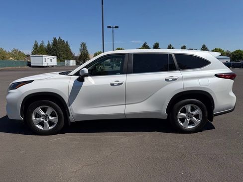 Used 2023 Toyota Highlander L AWD/4WD image 5